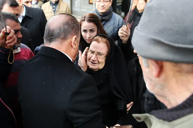 fatih-terimin-annesi-nuriye-terim-neden-oldu-hastaligi-neydi-nuriye-terim-kimdir-nereli-kac-yasindaydi-1669364345069.jpg Fatih Terim'in annesi Nuriye Terim neden öldü, hastalığı neydi? Nuriye Terim kimdir, nereli, kaç yaşındaydı? - 1