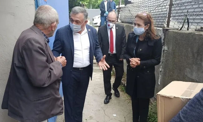 CHP’li Gamze Akkuş İlgezdi yardımı şova çevirdi! 1 koliyi 8 kişi teslim etti - 3