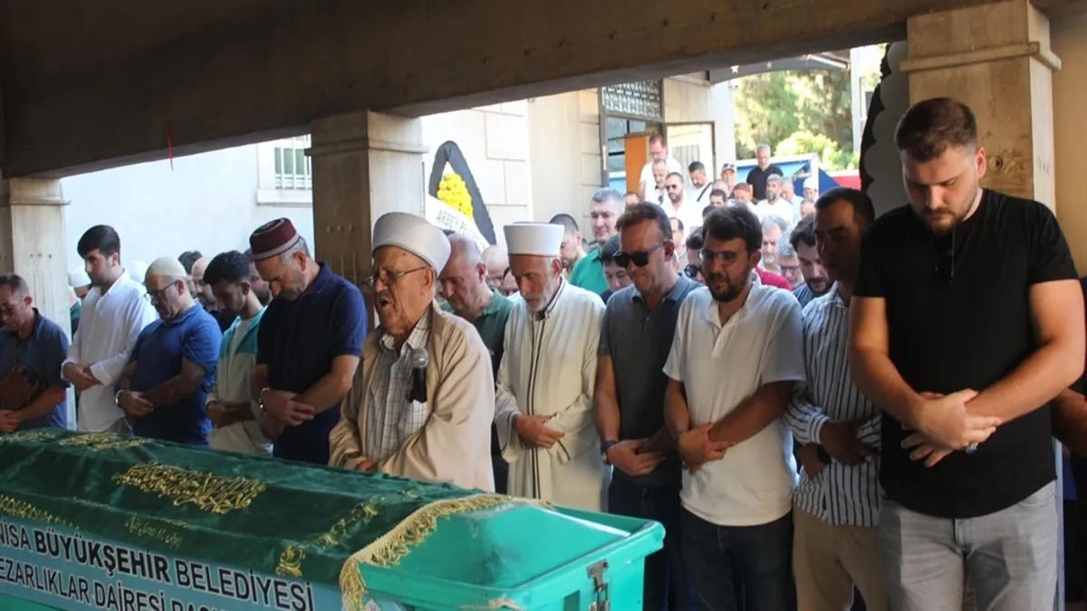 Bu acıya yürek dayanmaz! Kazada ölen oğlunun cenaze namazını kıldırdı