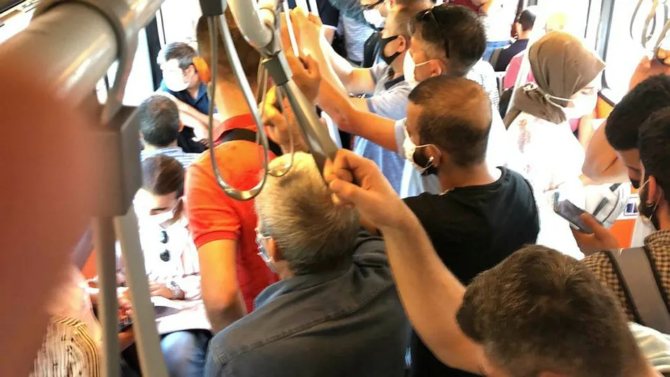 Metrobüste metroda sırt sırta yolculuk! Vatandaştan "Belediye seferleri artırsın " çağrısı