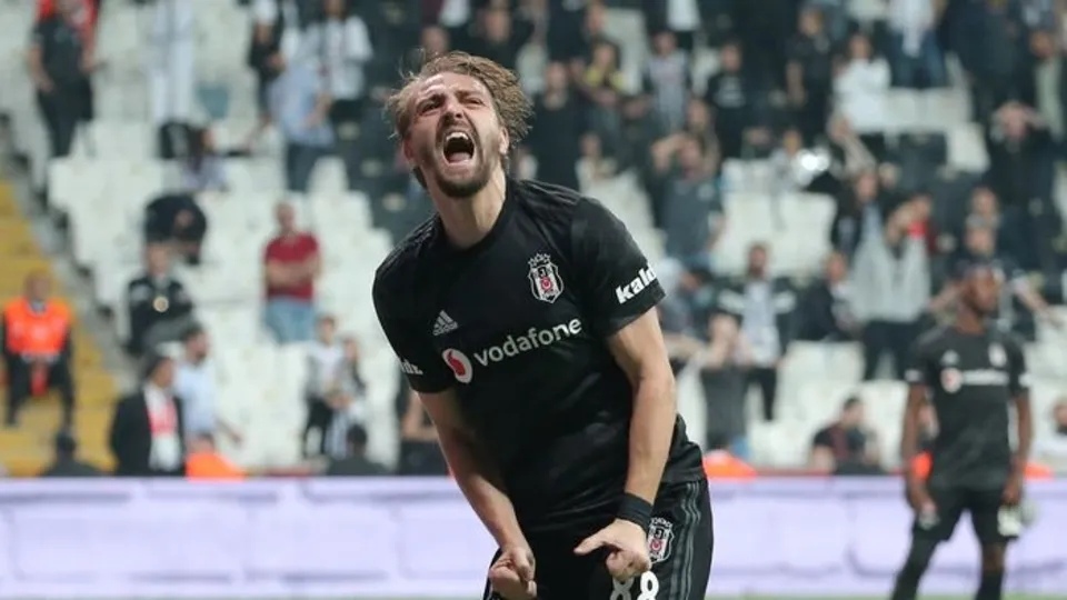 Caner Erkin'den göz kamaştıran performans