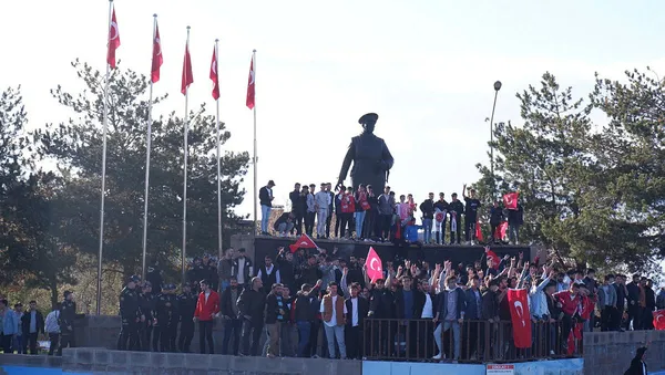 CHP’li İBB Başkanı Ekrem İmamoğlu’ndan Erzurum’da mağdur edebiyatı! AK Parti’nin İstanbul mitingini gölgelemeye çalıştı