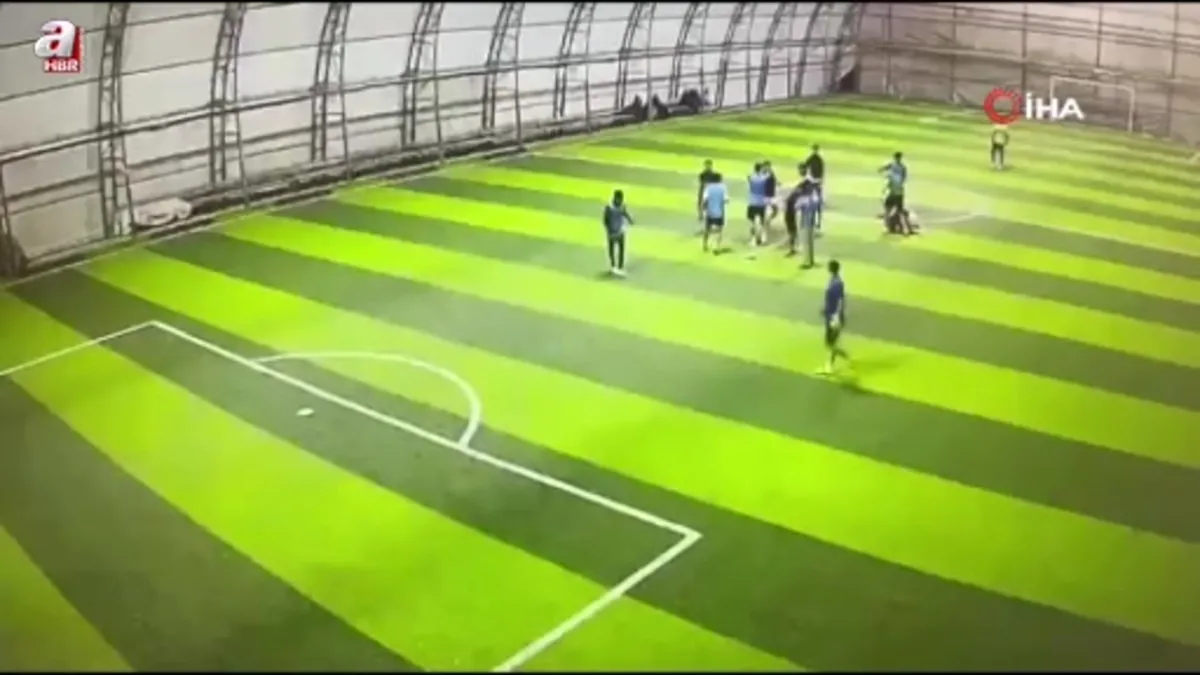 Burdur'da halı sahadaki tekme tokatlı kavga kamerada