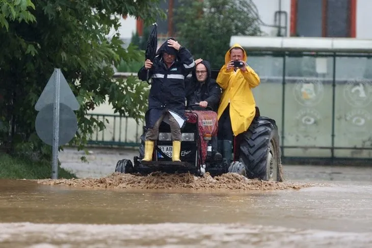 Sağanak yağış Düzce'de hayatı felç etti! Batı Karadeniz'de sel ve heyelan tehlikesi