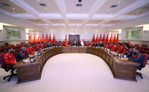 Bakan Akar şampiyonları makamında ağırladı