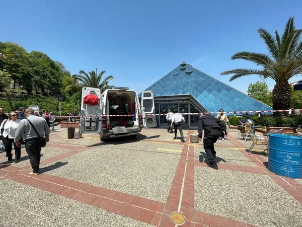 Son dakika: Bursa'da AVM tavanı çöktü! Girişler kapatıldı | Ölü ve yaralı var mı? - 4