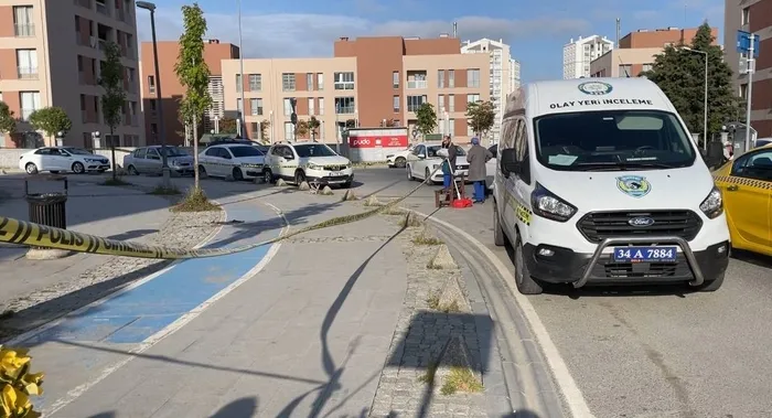 basaksehirde-silahli-saldiri-kursun-yagdirdi-1i-agir-2-yarali-var-1716223527220.jpg Başakşehir’de silahlı saldırı! Kurşun yağdırdı: 1’i ağır 2 yaralı var - 1