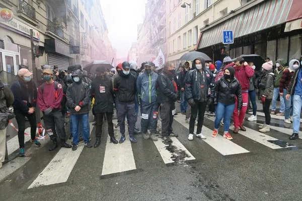 Fransa'da sokaklar karıştı! Binlerce protestocu Paris'te polisle çatıştı - 1