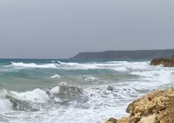 Saros'ta fırtınada dev dalgalar oluştu