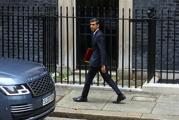 İngiltere’nin Hint kökenli başkanı Rishi Sunak bir ilke imza attı! Monarktan daha zengin