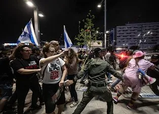 Tel Aviv karıştı! Binlerce İsrailliden katil Netanyahu’ya tepki: Suçlusun | İşgalci İsrail polisinden göstericilere müdahale