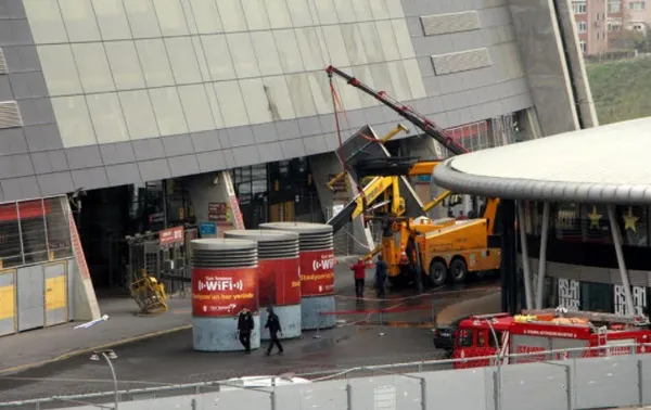 Galatasaray NEF Stadı’nda korkutan kaza! Vinç devrildi