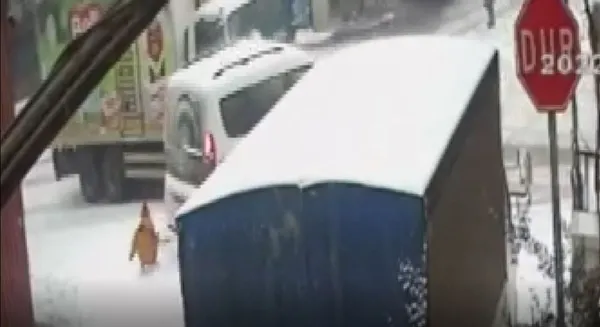 gaziantepte-kucuk-cocuk-saniye-ile-olumden-dondu-o-anlar-kamerada-1642932094395.jpg Gaziantep’te küçük çocuk saniye ile ölümden döndü! O anlar kamerada - 1
