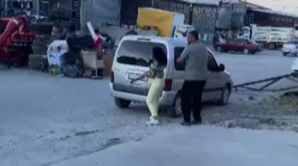 Sevgilisinin arabasına çekiçli saldırdı