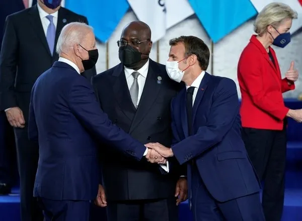 G20 Zirvesi’ne damga vuran anlar! ABD Başkanı Joe Biden ile Fransa Cumhurbaşkanı Emmanuel Macron arasında tokalaşma krizi