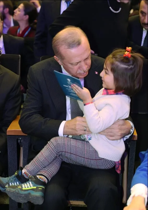 Başkan Erdoğan’dan dikkat çeken kare! Eline kalemi aldı ve...