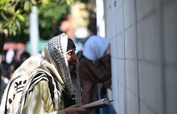 guatemaladaki-yahudi-tarikatte-cinsel-istismar-vakasi-160-cocugun-kaldigi-bakim-merkezine-baskin-1735048337200.jpg Dua eden Lev Tahor Yahudisi (AFP)