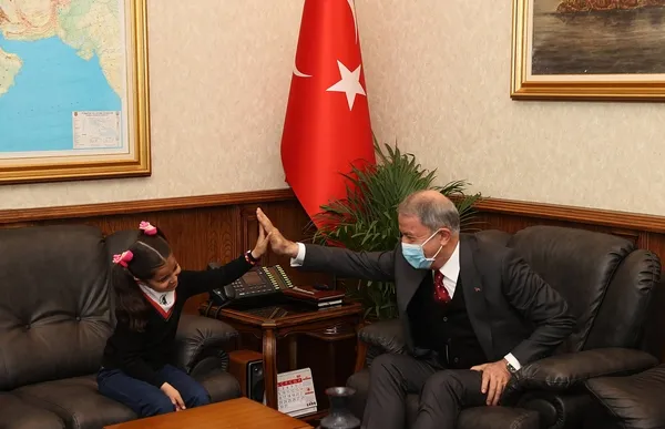 Minik Hira Milli Savunma Bakanı Hulusi Akar'ı ziyaret etti - 5