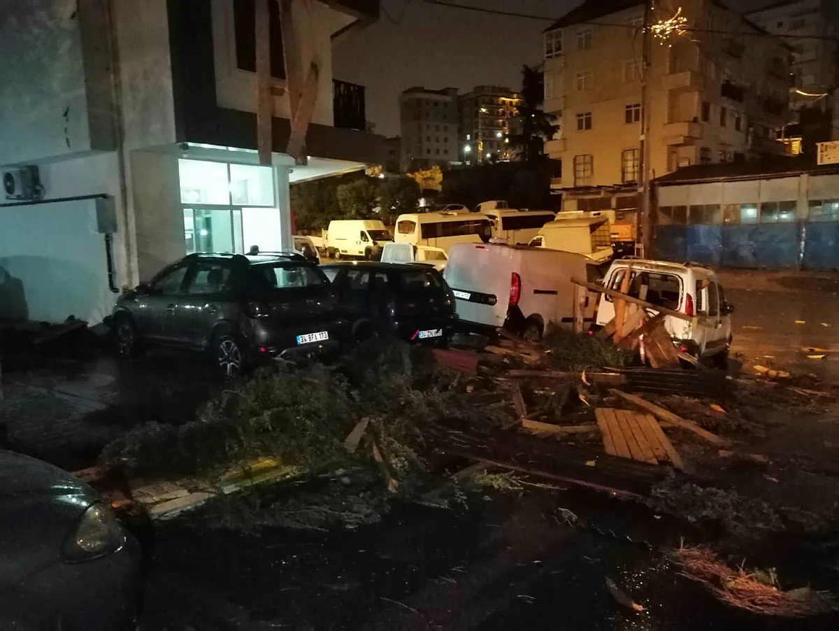 Maltepe'de şiddetli rüzgarda binanın çatısı uçtu: 5 otomobil zarar gördü