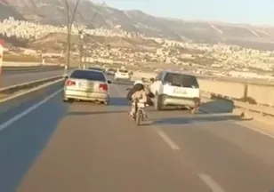 Gaza bastı, motosikletten düştü