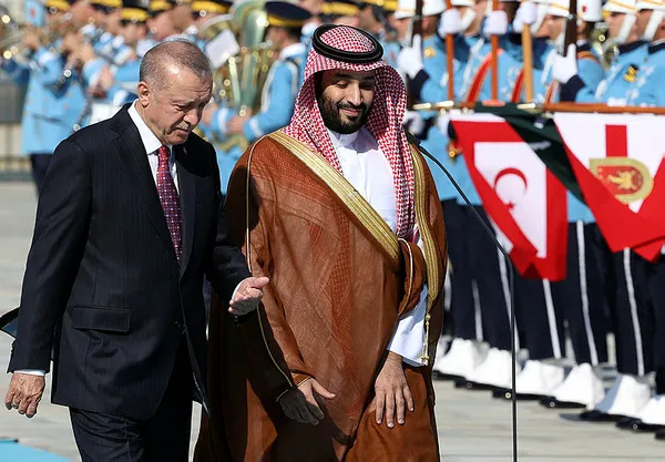 son-dakika-suudi-arabistandan-iade-i-ziyaret-veliaht-prens-selman-turkiyede-baskan-erdogan-resmi-torenle-karsi-1655920516477.jpg Son dakika: Suudi Arabistan'dan iade-i ziyaret: Veliaht Prens Selman Türkiye'de! Başkan Erdoğan resmi törenle karşıladı - 6