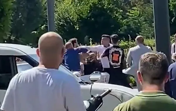 1689784243281.jpg İtalyan şef Danilo Zanna'ya büyük şok! Kendi restoranında darp edildi! Tekme ve yumruklar havada uçuştu - 3