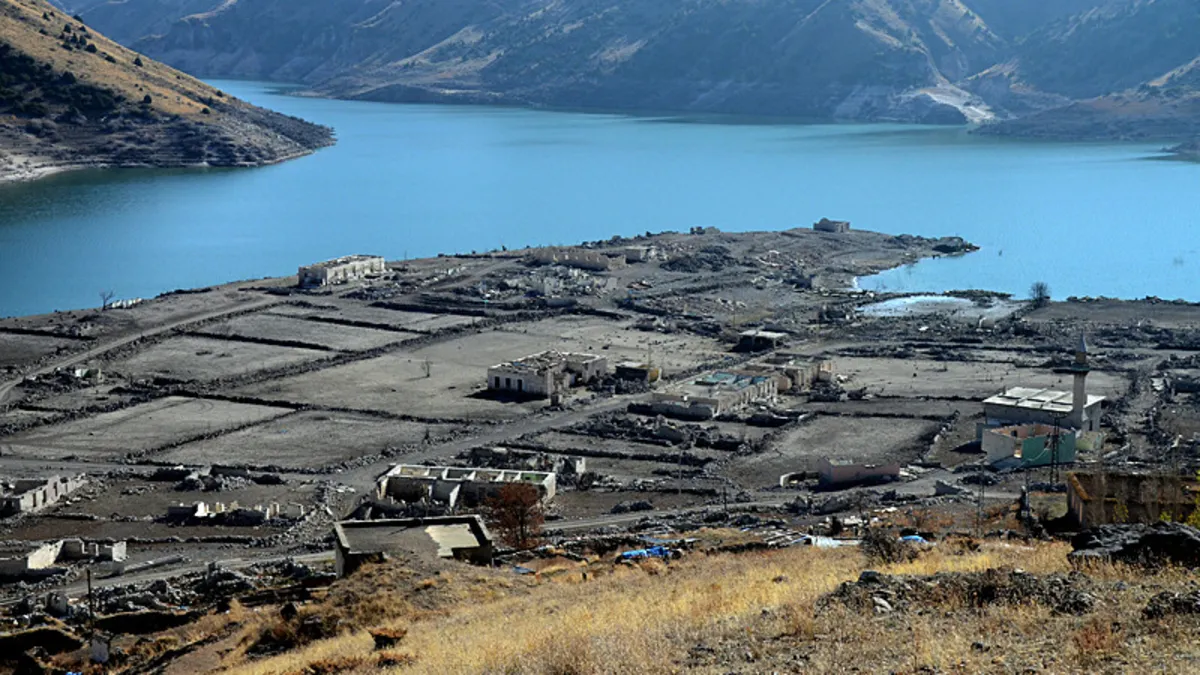 “Kayıp köy” sular çekilince ortaya çıktı! Havadan görüntülendi