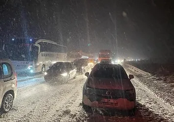 Kar hayatı felç etti! Kapanan Anadolu Otoyolu tamamen ulaşıma açıldı