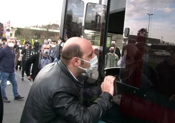 Son dakika | İstanbul'da gelemeyen otobüs çilesi! Vatandaş yolu kapattı