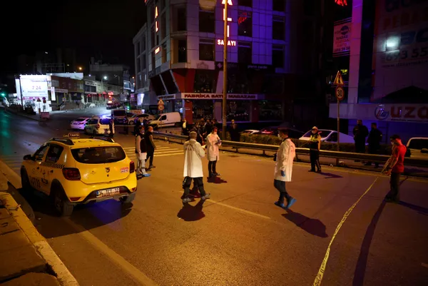 dur-ihtarina-uymayan-surucu-bekcinin-bacagini-kopardi-1621568816183.jpg Dur ihtarına uymayan sürücü bekçinin bacağını kopardı! - 2