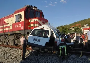 Denizli'de tren otomobile çarptı, aynı aileden 4 kişi öldü