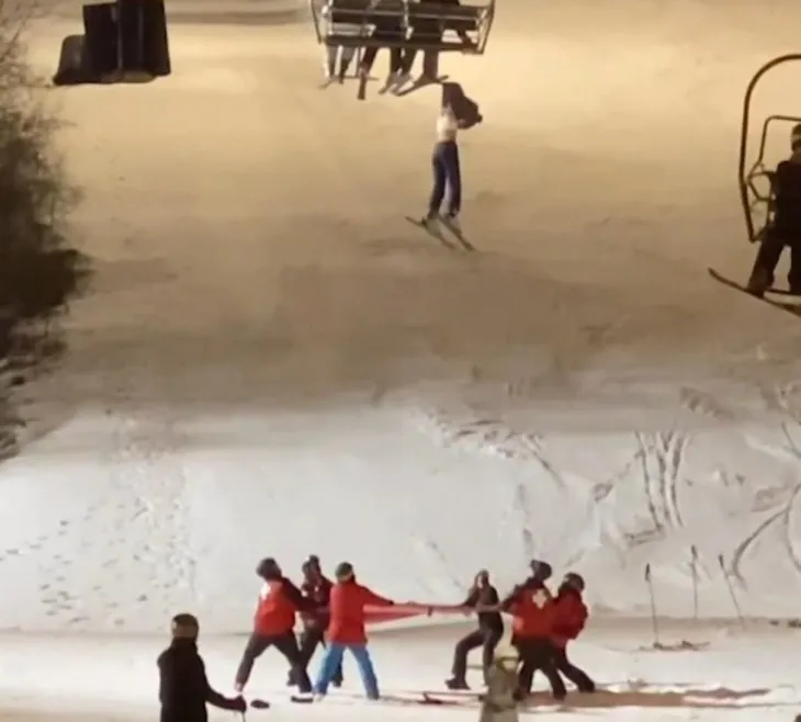 Kayakçı kadın saniyeler sonra neye uğradığını şaşırdı! Ceketini çıkararak…