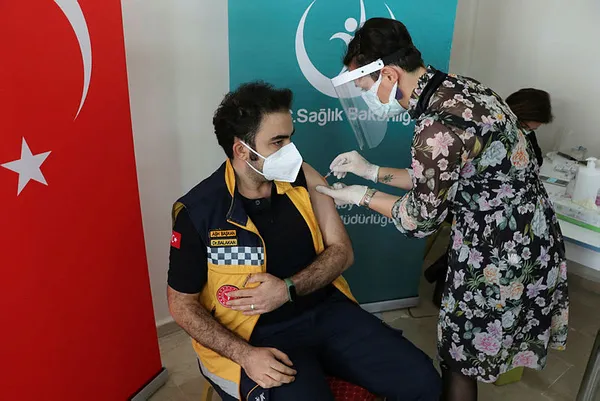 saglik-bakanligi-anlik-olarak-paylasiyor-asilanan-kisi-sayisi-100-bine-yaklasti-1610620811063.jpg Sağlık Bakanlığı anlık olarak paylaşıyor! Aşılanan kişi sayısı 300 bini geçti - 3