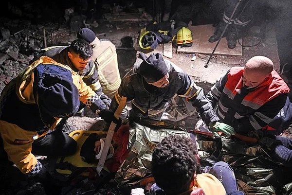 yuzyilin-depreminde-ikinci-gun-iste-dakika-dakika-yasananlar-depremde-can-kaybi-kac-oldu-1675795760041.jpg Yüzyılın depreminde ikinci gün! İşte dakika dakika yaşananlar! Depremde can kaybı kaç oldu? - 2