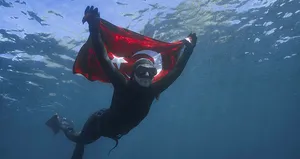 Antartika’da Türk bayrağıyla dalış
