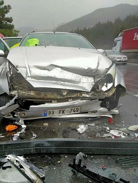 1685276528188.jpeg Tarsus'ta korkunç kaza! Tırla kamyon hurdaya döndü: 5 yaralı - 2
