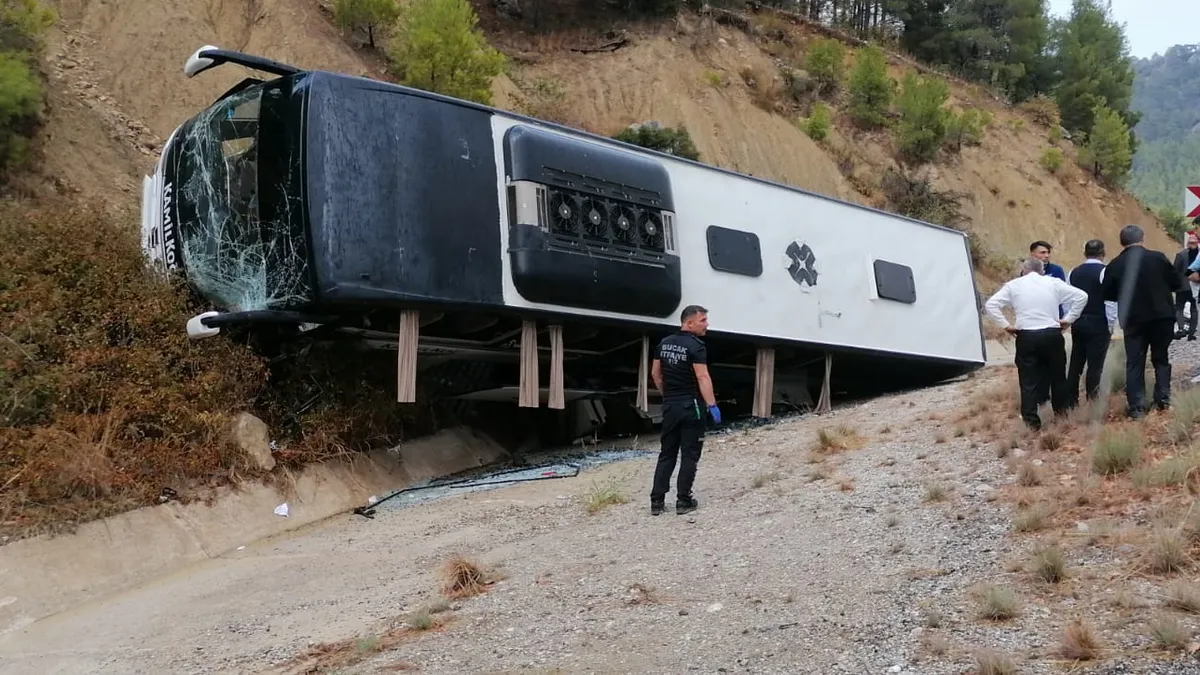 Burdur'da yolcu otobüsü şarampole devrildi: 5 yaralı