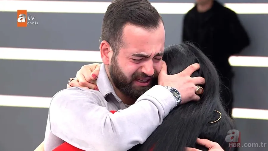 21 yıllık hasret Müge Anlı’da son buldu! Üvey annesi ve öz annesi canlı yayında birbirine girdi: Kocanın kemikleri sızlasın 9