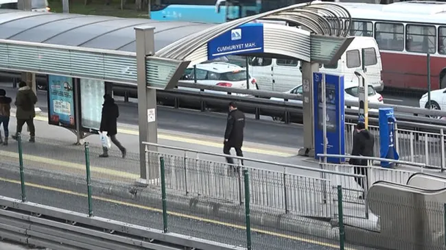Metrobüste taciz şoku | Yolcular fark edip polise teslim etti! Telefondaki görüntüler şoke etti - 5