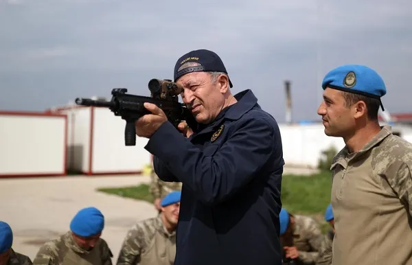 bakan-hulusi-akar-ve-komuta-kademesi-sinirin-sifir-noktasinda-1679904235652.jpeg Bakan Hulusi Akar ve komuta kademesi sınırın sıfır noktasında - 2