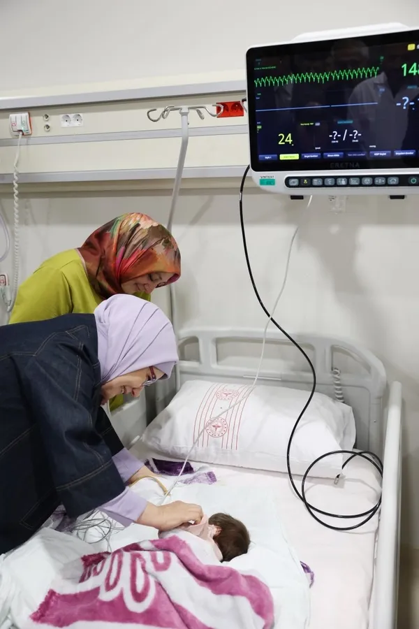 Emine Erdoğan’dan Ankara’ya getirilen depremzede bebeklere ziyaret: Devletimizin emin ellerindeler