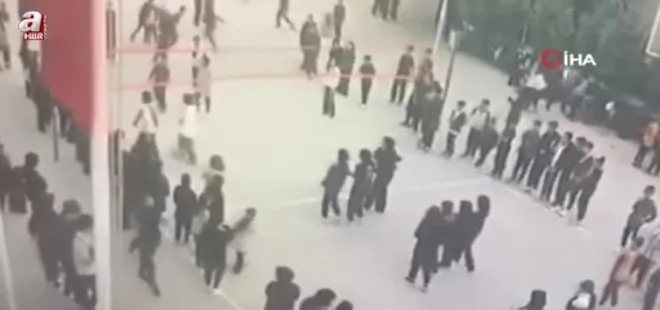 Bursa'da öğretmenden öğrenciye su sıçrattın dayağı kamerada