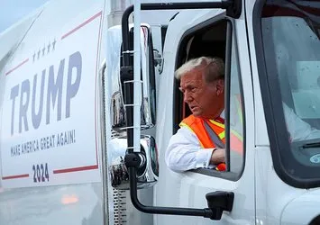 Trump'tan seçmenine hakarete net tavır! Biden’a çöp kamyonlu yanıt: Şerefine sürüyorum!