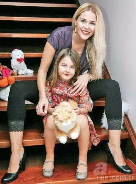 Emine Ün ve Emre Kınay'ın kızı son haliyle şaşırttı! 20 yaşındaki Duru annesinin kopyası... 6