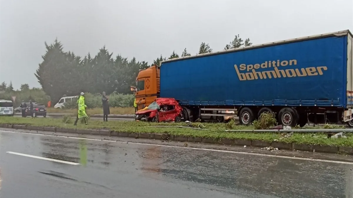Rize’de facia gibi kaza! Otomobil TIR’a çarptı: 3 ölü
