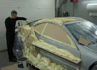 Hayallerindeki otomobili evinin garajında yaptı
