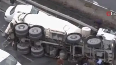 Beton mikseri aracın üzerine devrildi!