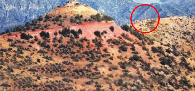 Mehmetçik Hakurk'a Türk bayrağını dikti!