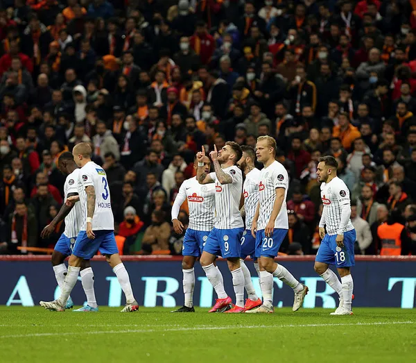 galatasaray-4-rizespor-2-mac-sonucu-aslan-bir-kez-daha-geri-dondu-1645985262628.jpg Galatasaray: 4 - Rizespor: 2 MAÇ SONUCU | Aslan bir kez daha geri döndü - 3
