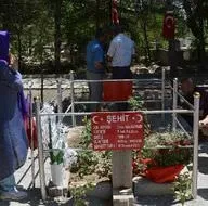 Kahraman Astsubay Başçavuş Ömer Halisdemirin mezarını binlerce kişi ziyaret etti